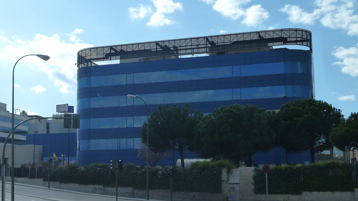 Sede del Boletín Oficial del Estado en Madrid, edificio de fachada azul acristalada y remate metálico