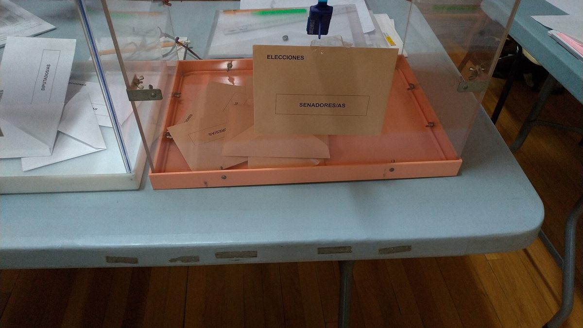 Urna electoral de las elecciones al Senado sobre la mesa de un colegio electoral de Madrid, con los votos ya depositados