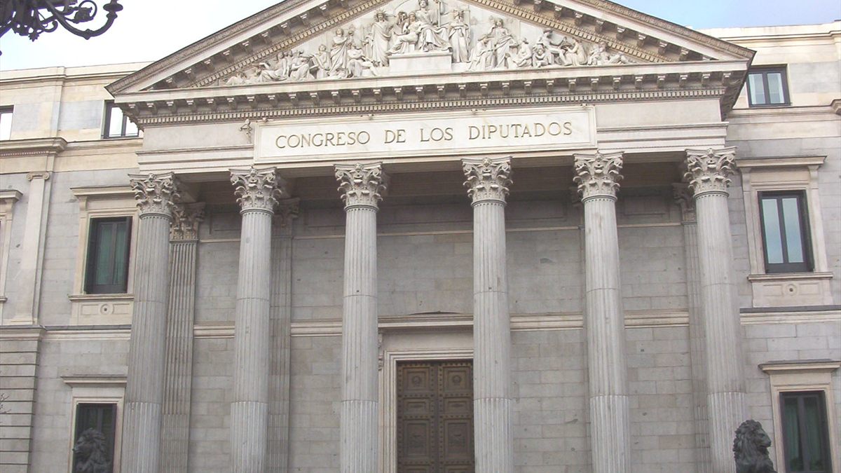 Fachada del Palacio de las Cortes, sede del Congreso de los Diputados, con el frontón, las columnas y el rótulo «Congreso de los Diputados»